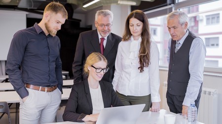 Gruppo Di Soci In Affari Che Guardano Stupefacente All Esposizione Del Computer Portatile5