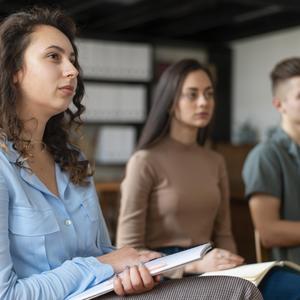 Persone-sfocate-di-tiro-medio-terapia